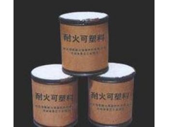 Refractory plastic material